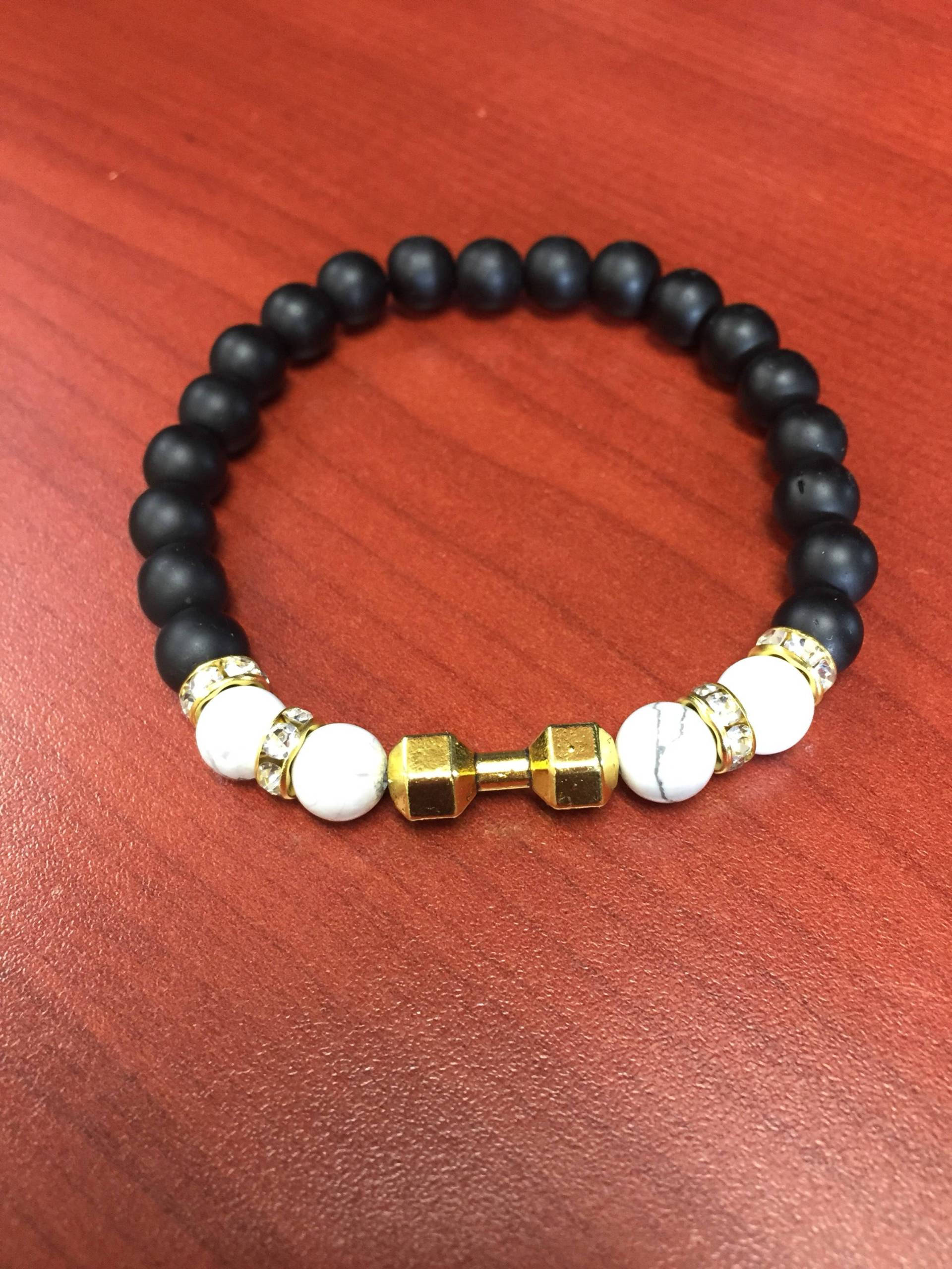 Weißes Marmor Und Schwarzes Mattes Perlenarmband von JPSJDESIGNS