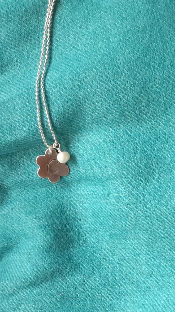 Blume Mädchen Halskette, Goddaughter Personalisierte Erste Charme Initial von JPierceJewelryDesign