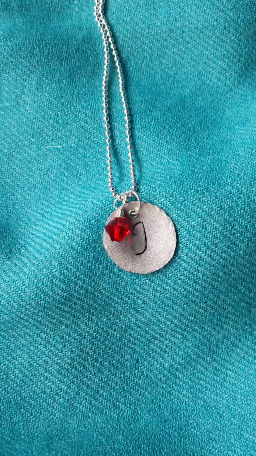 Sterling Silber Strukturierte Charme Mit Benutzerdefinierten Initial Und Swarovski Birthstone, Personalisierte Initial Halskette, Birthstone von JPierceJewelryDesign