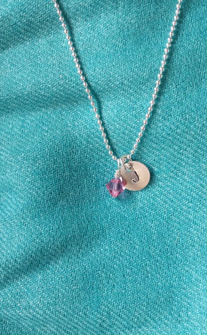 sterling Silber Hand Gestempelt Charme Mit Benutzerdefinierte Initial Und Swarovski Birthstone, Kleine Erste Halskette Birthstone von JPierceJewelryDesign
