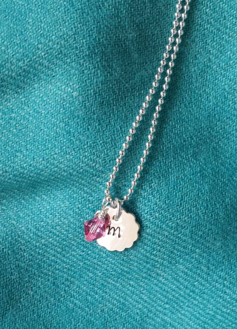 sterling Silber Scalloped Edge Benutzerdefinierte Initialen Charme Mit Swarovski Kristall Birthstone, Blumenmädchen Halskette, Kleines Mädchen von JPierceJewelryDesign