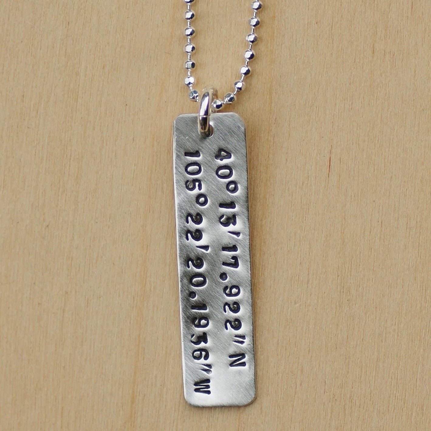 Hand Gestempelt Gps-Koordinaten Halskette Hand Gestempelt Gps-Koordinaten Halskette von JRBHandmadeDesigns