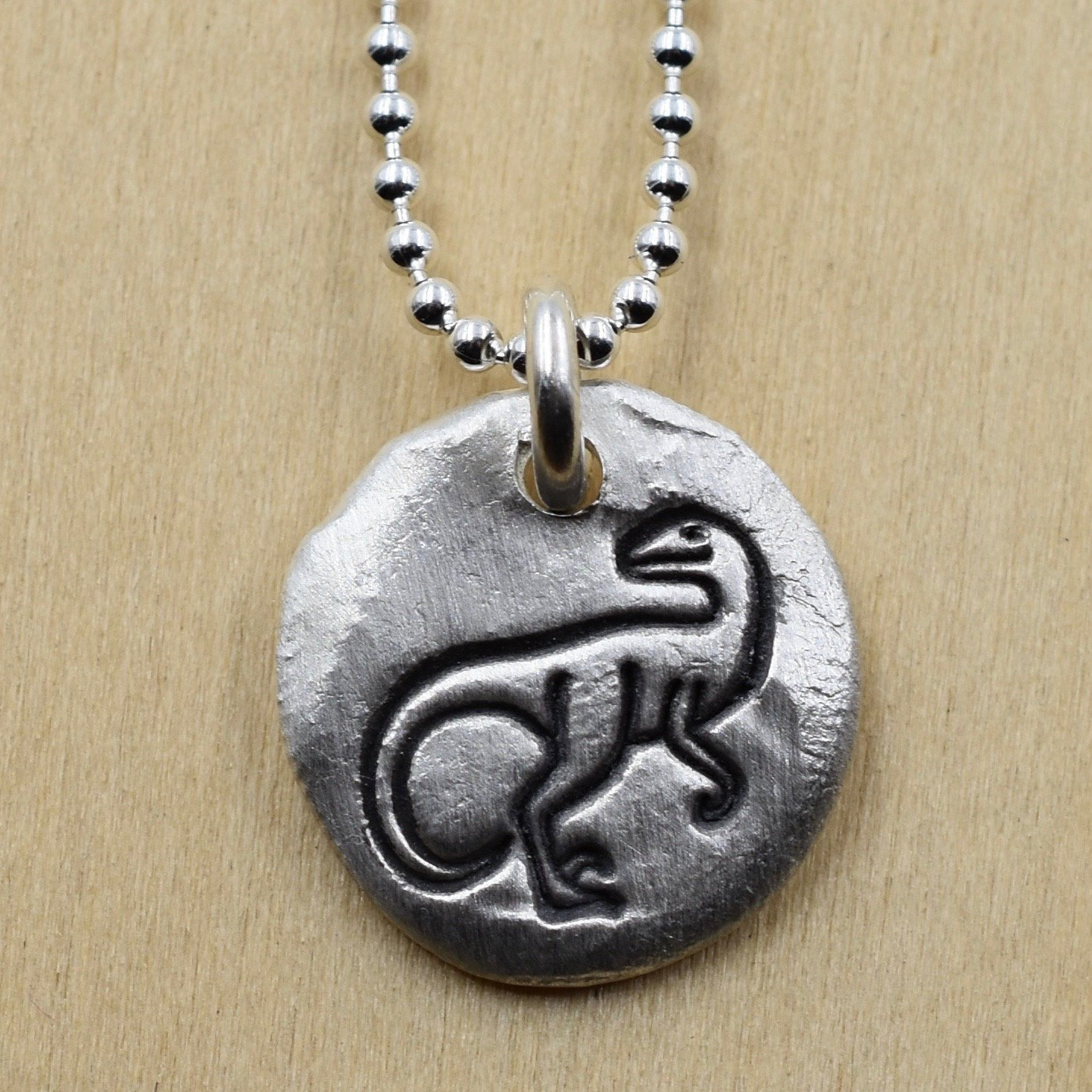 Velociraptor Dinosaurier Nugget Halskette - Sterling Silber Velociraptor Dinosaurier Nugget Halskette - Sterling Silber von JRBHandmadeDesigns