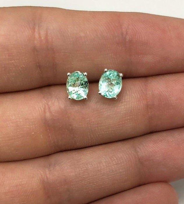 1, 50Cts Smaragd Ohrringe, Hellgrüner Ohrstecker, Oval Sterling Silber Mai Geburtsstein, Natürliche Geschliffene Ohrstecker von JRColombianEmeralds