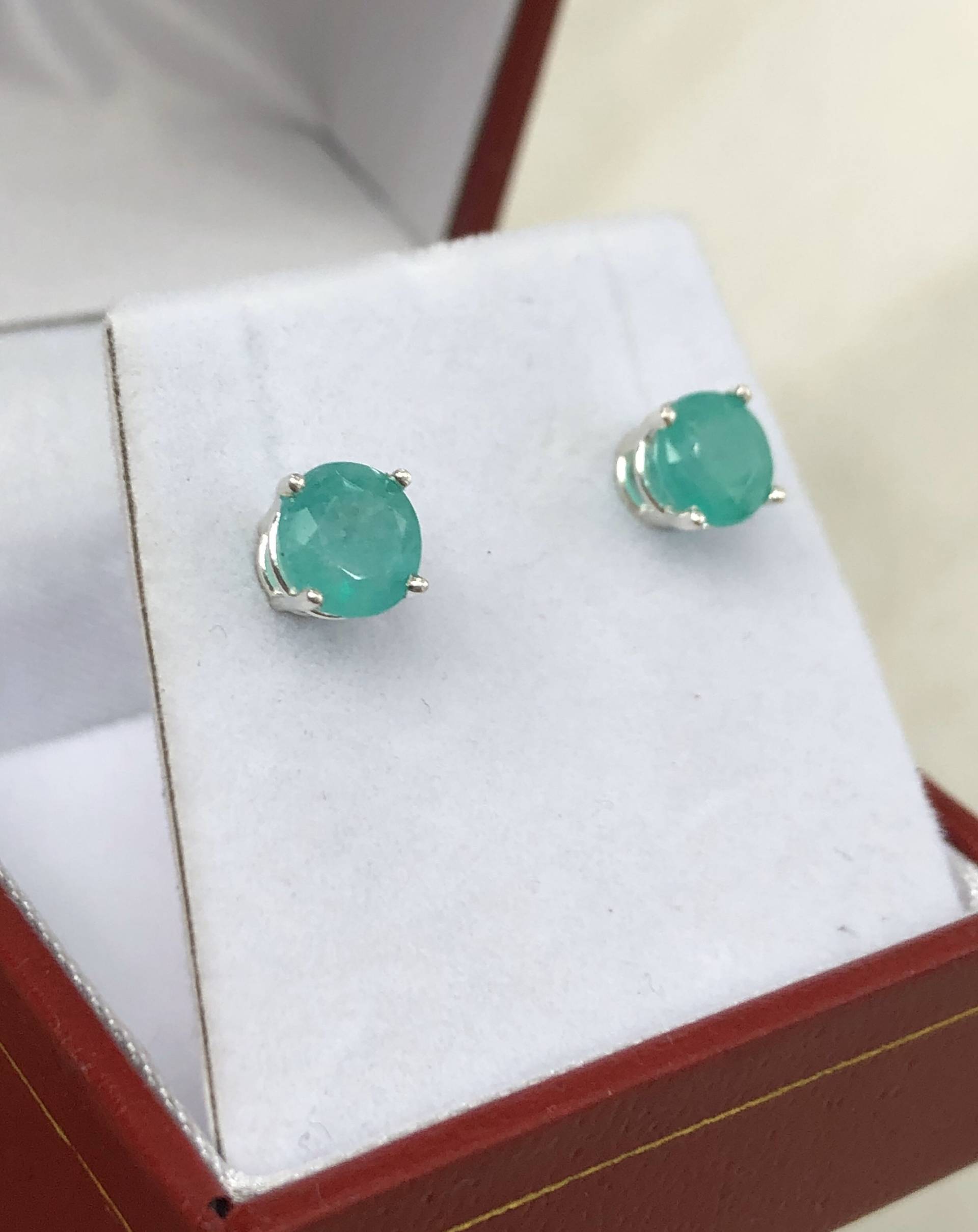 1, 70 Karat Martini Smaragd Ohrringe, Kreis Ohrstecker Rundschnitt, Sterling Silber Ohrstecker, 6, 5 Mm von JRColombianEmeralds