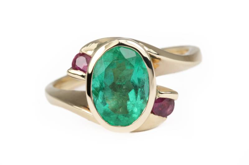 2.40 Karat Oval Smaragd Und Runder Roter Rubin Drei-stein-Bypass-Lünettenring 14K, Cocktail-Drei-stein-Grün-Natur-Smaragd - Rubinringgeschenk von JRColombianEmeralds