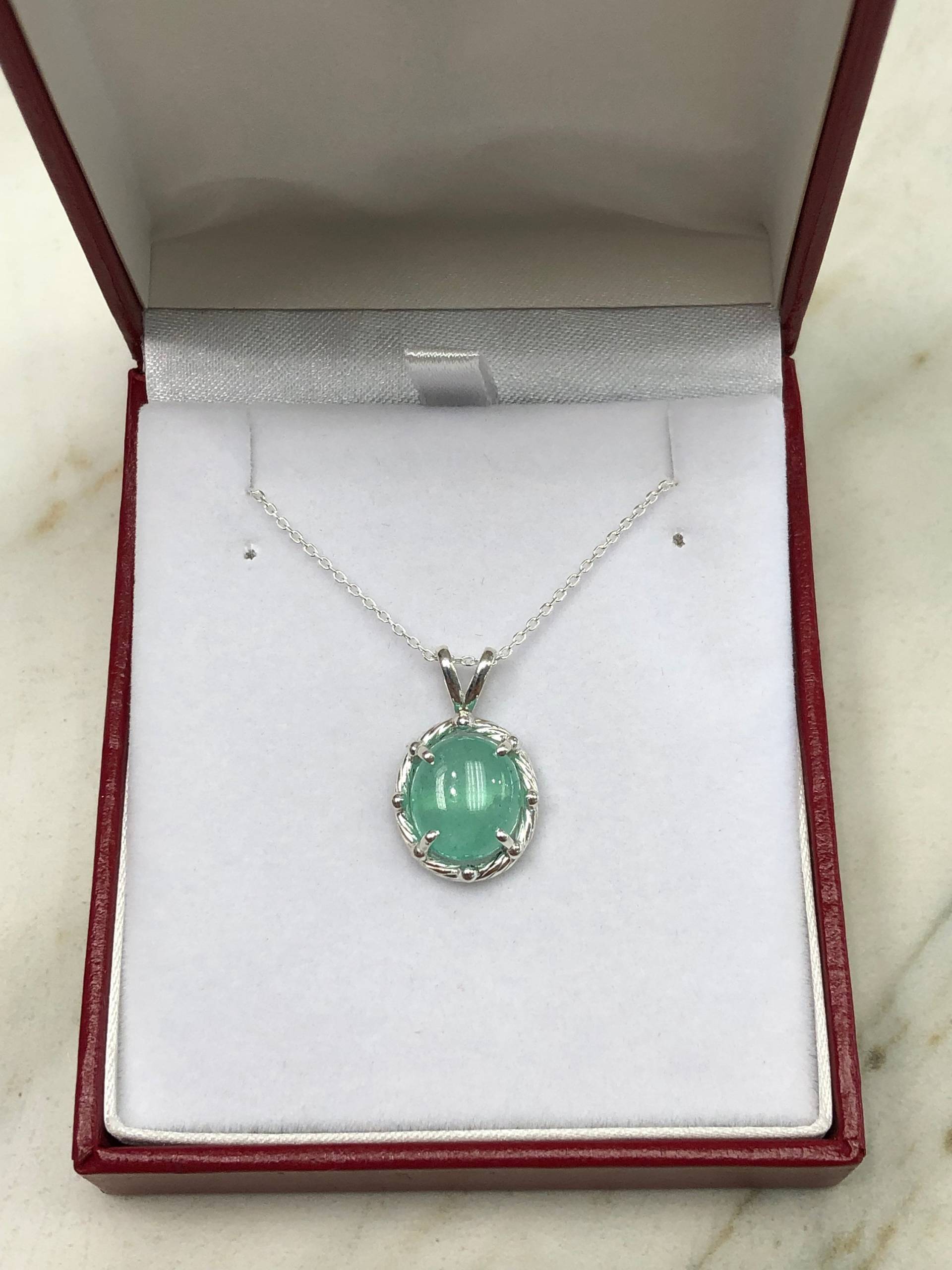 4.45Cts Smaragd Halskette, Großer Echter Solitär Anhänger, Oval Sterling Silber Natürliche Cabochon Halskette von JRColombianEmeralds