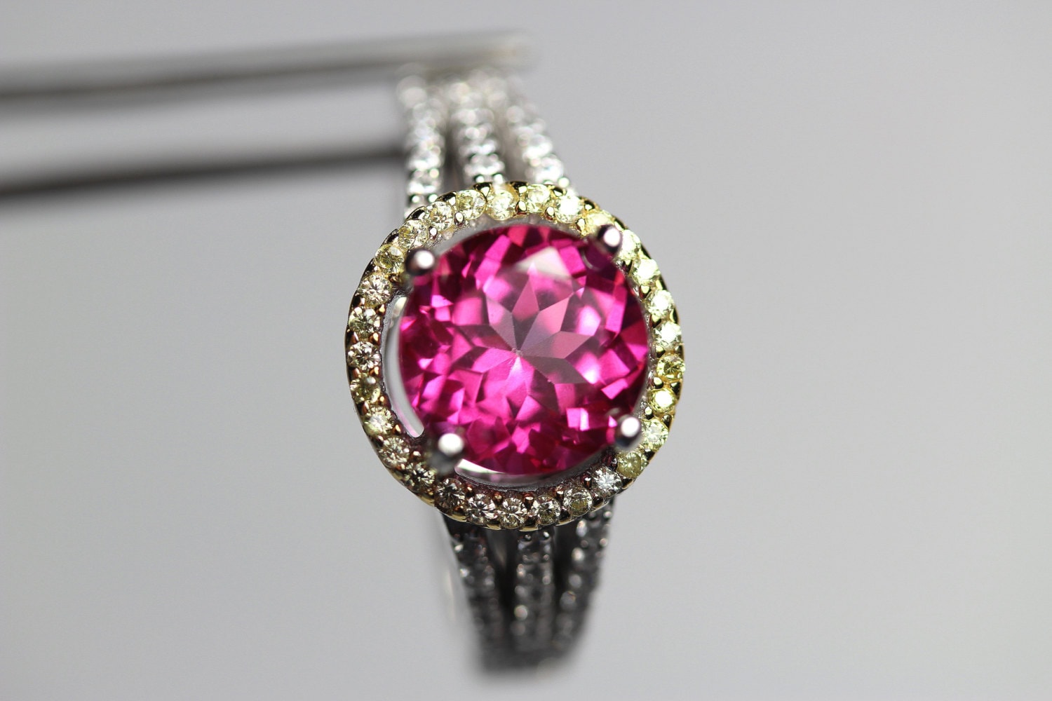 Makelloser Echter Reiner Rosa Topas in Einem Sterlingsilber-Ring Mit Akzent Aus Halo von JRPremium