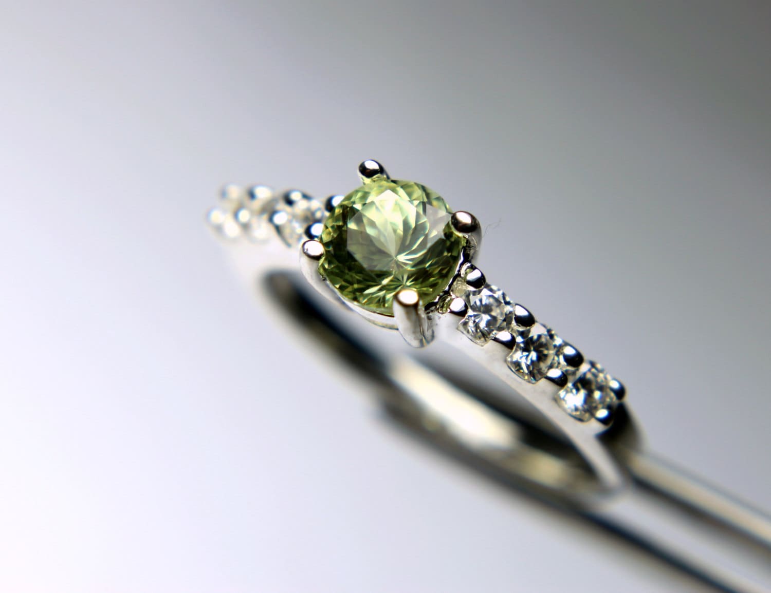 Top Shelf Lindgrün Mali Granat in Einem Akzent Sterling Silber Ring Größe 7 von JRPremium