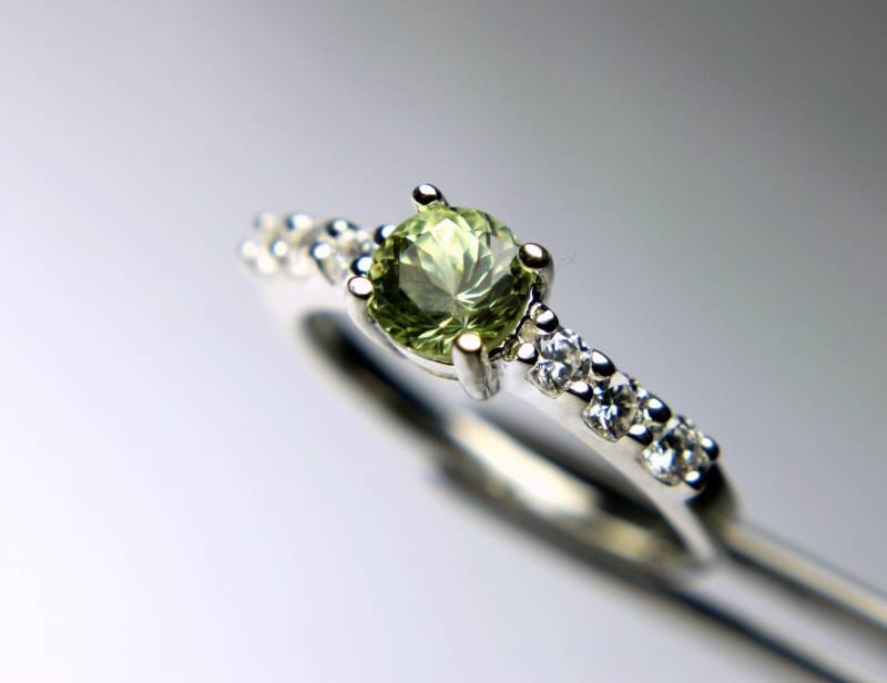 Top Shelf Lindgrün Mali Granat in Einem Akzent Sterling Silber Ring Größe 7 Top Shelf Lindgrün Mali Granat in Einem Akzent Sterling Silber Ring Größe 7 von JRPremium