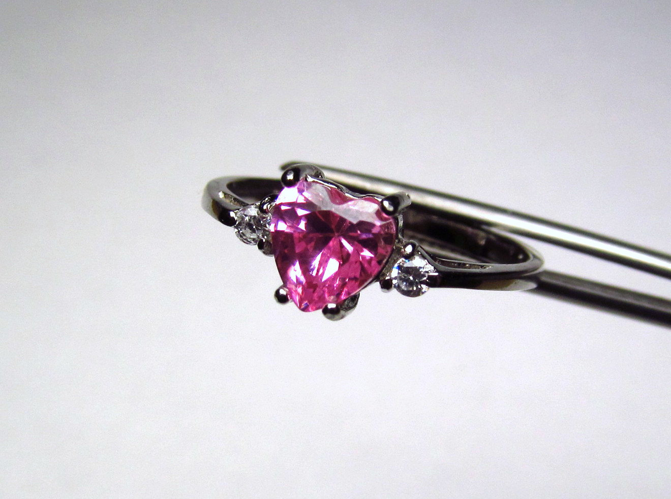 Clearance Leuchtendes Pink Cz Herz in Einem Akzent Sterling Silber Ring Clearance Leuchtendes Pink Cz Herz in Einem Akzent Sterling Silber Ring von JRclearance