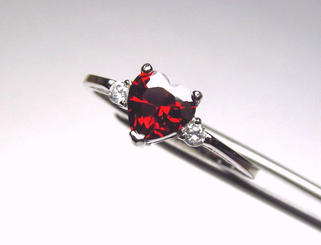 Räumung Granat Rot Cz Herz in Einem Akzent Sterling Silber Ring Räumung Granat Rot Cz Herz in Einem Akzent Sterling Silber Ring von JRclearance