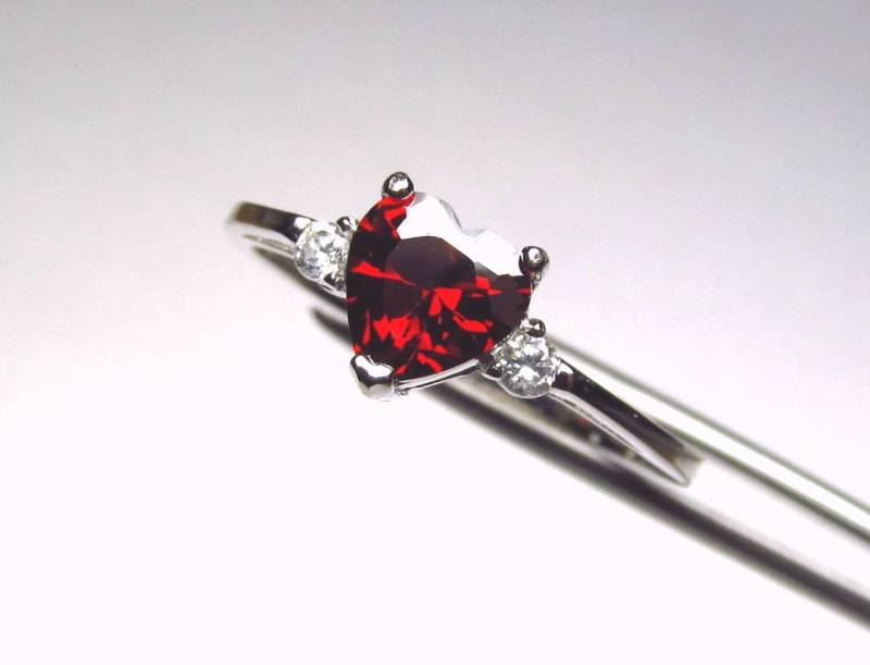 Räumung Granat Rot Cz Herz in Einem Akzent Sterling Silber Ring Räumung Granat Rot Cz Herz in Einem Akzent Sterling Silber Ring von JRclearance