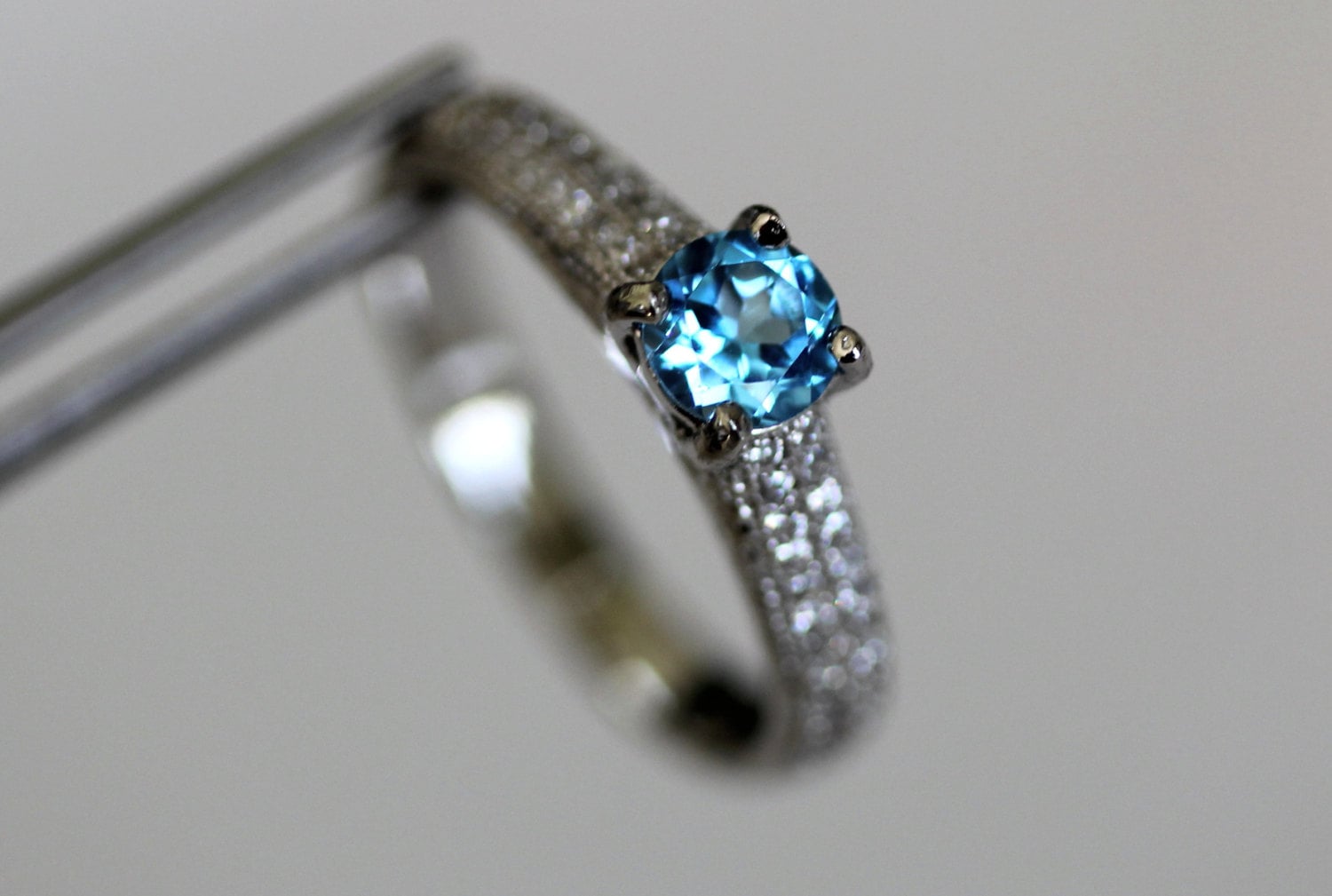Spielraum, Die Zauberhafte Schweizer Blue Topas Runde in Einem Pave Sterling Silberring Spielraum, Die Zauberhafte Schweizer Blue Topas Runde in Einem Pave Sterling Silberring von JRclearance