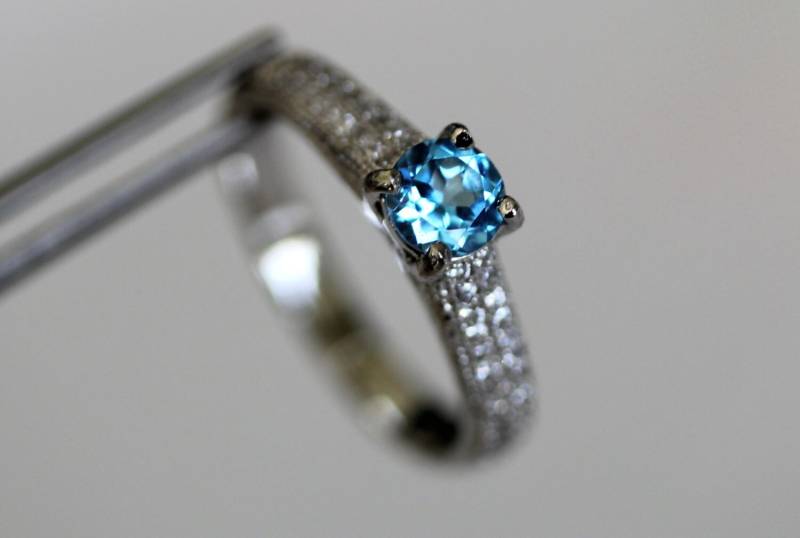 Spielraum, Die Zauberhafte Schweizer Blue Topas Runde in Einem Pave Sterling Silberring Spielraum, Die Zauberhafte Schweizer Blue Topas Runde in Einem Pave Sterling Silberring von JRclearance