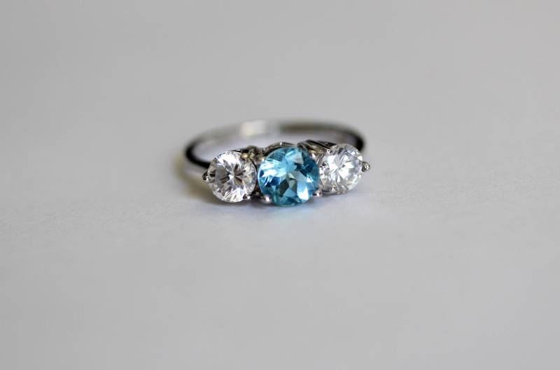 Wunderschöner Schweizer Blautopas Rund in Einem Akzentuierten Sterling Silber Ring von JRclearance