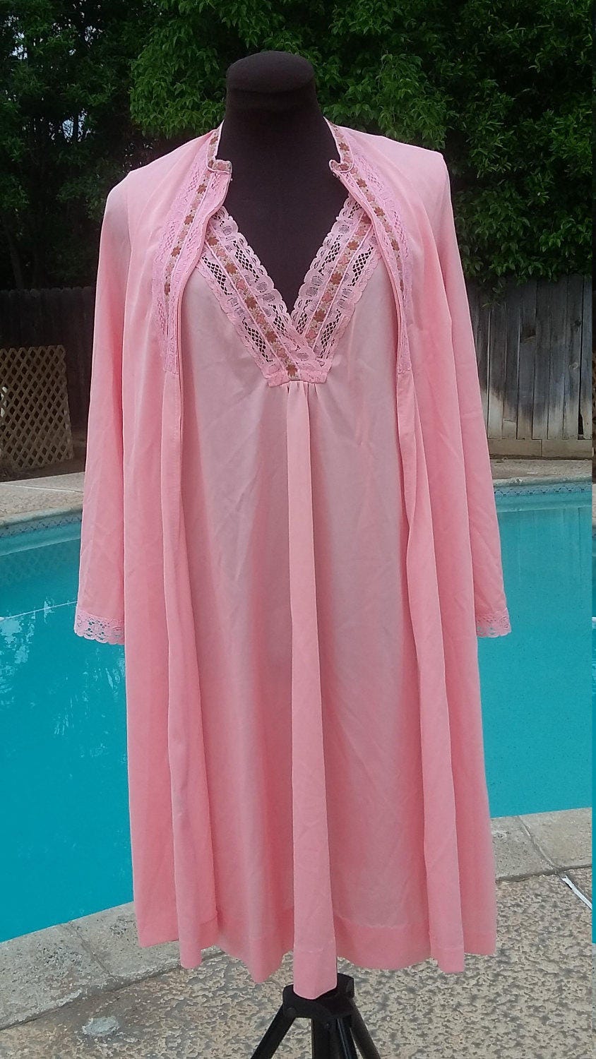 Vintage Gossard Pink Nylon Nachthemd Robe Set - Spitze Gobelin Detail, Medium Vintage Gossard Pink Nylon Nachthemd Robe Set - Spitze Gobelin Detail, Medium von JReneeVintage