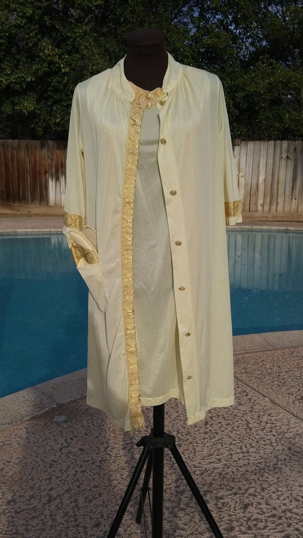 Vintage Henson Kickernick Gelb Brokat Kleid Robe & Hausschuhe Set - Klein Vintage Henson Kickernick Gelb Brokat Kleid Robe & Hausschuhe Set - Klein von JReneeVintage