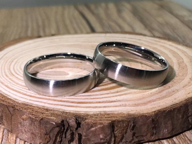 Hers & Handmade Dome Matte Ringe, Paarringe Set, Titanringe Jubiläumsringe Set von JRingStudio