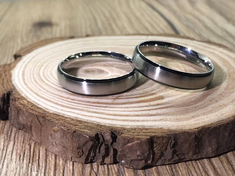Hers & Handmade Dome Matte Ringe, Paarringe Set, Titanringe Jubiläumsringe Set von JRingStudio