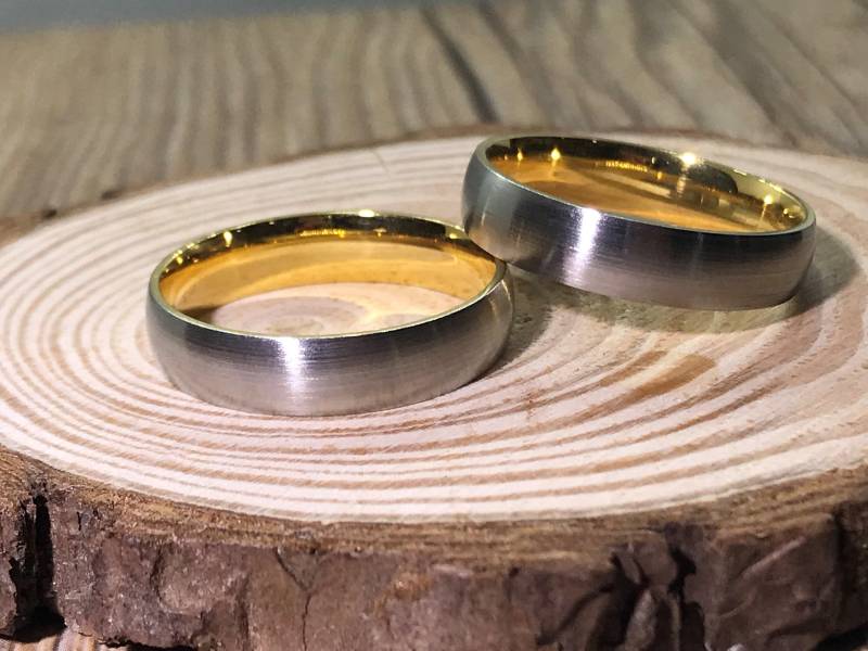 Hers & Handmade Gold Matte Ringe, Paarringe Set, Titanringe Jubiläumsringe Set von JRingStudio