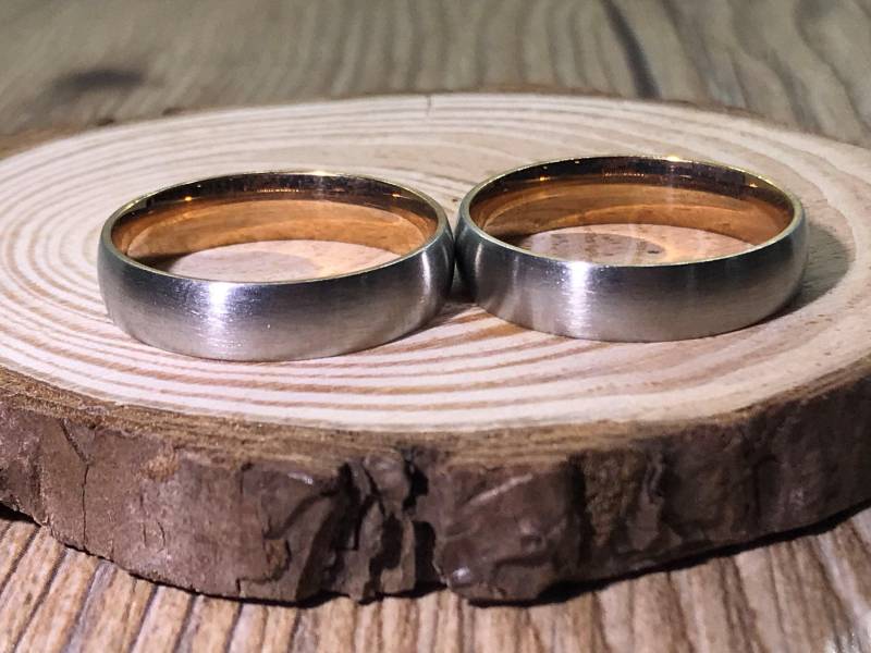 Hers & Handmade Rose Gold Matte Ringe, Paarringe Set, Titanringe Jubiläumsringe Set von JRingStudio