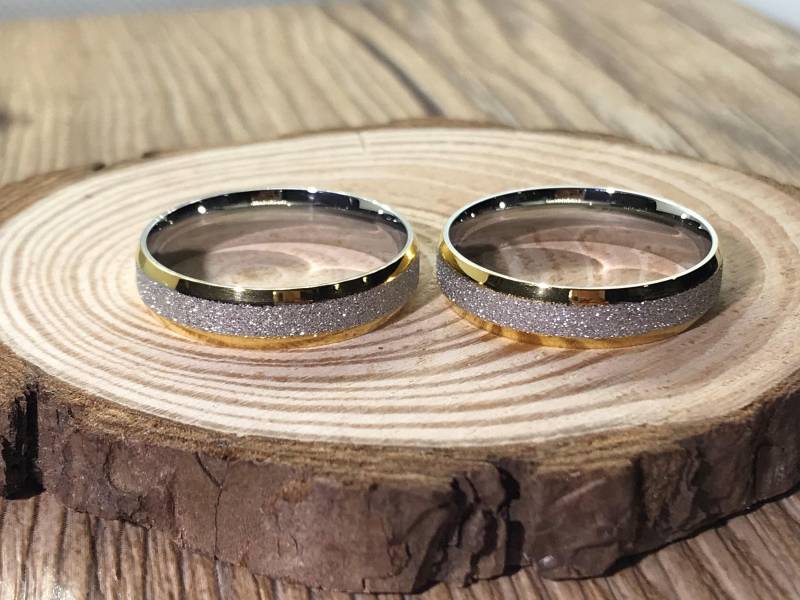 Ihn Und Ihn Handgemachte Anpassen 18K Gold Gefüllt Passende Eheringe, Paar Ringe Set, Titan Jahrestag Set von JRingStudio