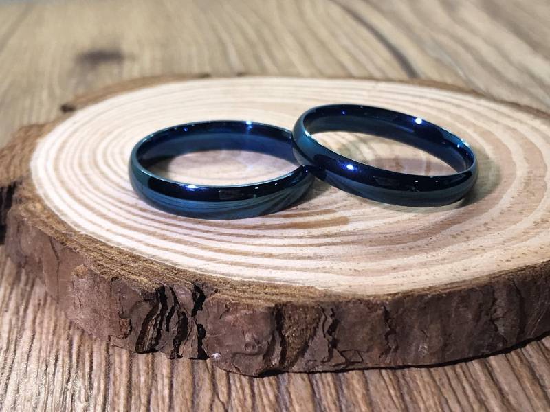 Ihn Und Ihn Handgemachte Blaue Angepasst Kuppel-Form-Ringe, Passende Ringe, Paar Ringe Set, Titan Anniversary Set von JRingStudio