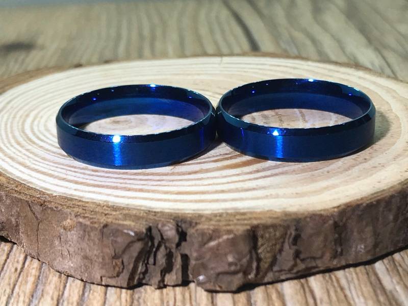Ihn Und Ihn Handgemachte Blaue Flache Plain Ringe, Paar Ringe Set, Titan Jahrestag Set von JRingStudio