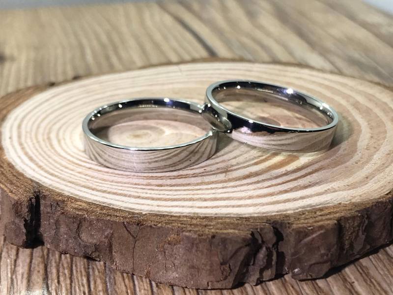 Ihn Und Ihn Handgemachte Flache Plain Ringe, Paar Ringe Set, Titan Jahrestag Set von JRingStudio