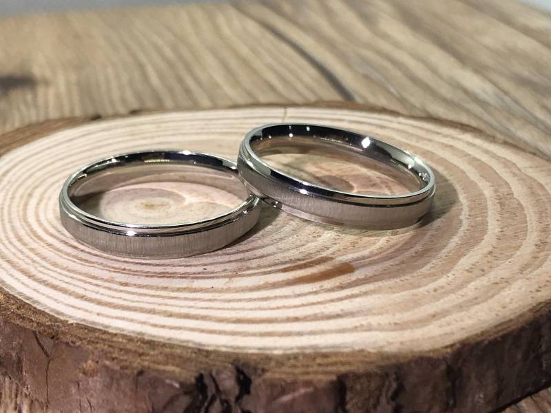 Ihn Und Ihn Handgemachte Matt Ringe, Paar Ringe Set, Titan Jahrestag Set von JRingStudio