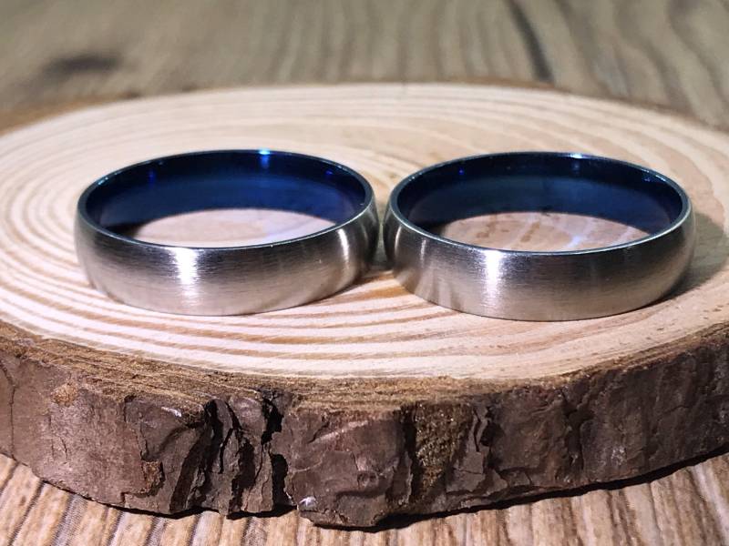 Ihn Und Ihn Handmade Gold Matt Ringe, Paar Ringe Set, Titan Jahrestag Set von JRingStudio