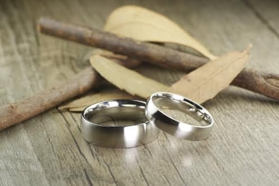 Schlichte Matt Und Polierte Passende Eheringe, Paarringe Set, Titanringe Jubiläumsringe Set von JRingStudio