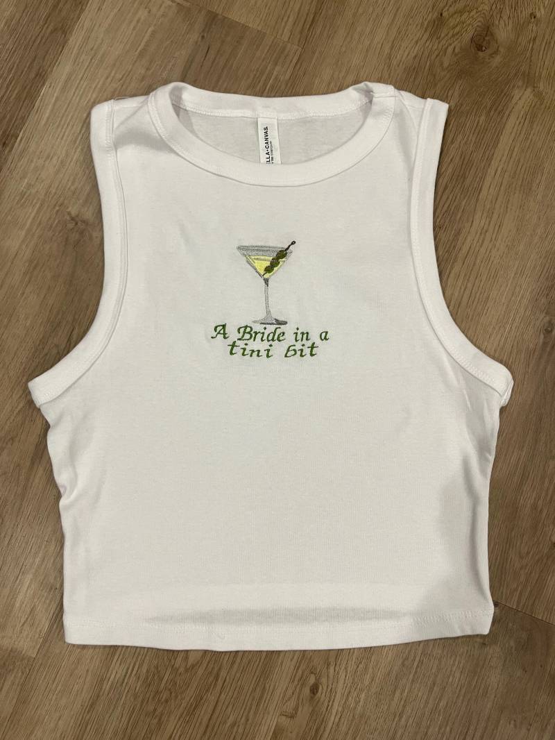 Eine Braut in Einem Tini-Bit Bestickten Tanktop, Martini-Liebhaber, Bestickter Tank, Tini-Zeit, Süße Oberteile, Trendiger Damenbehälter Eine Braut in Einem Tini-Bit Bestickten Tanktop, Martini-Liebhaber, Bestickter Tank, Tini-Zeit, Süße Oberteile, Trendiger Damenbehälter von JSCCembroidery