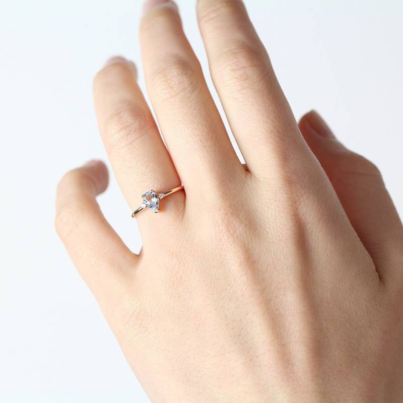Aquamarin Ring/Mit Zwei Diamanten Geburtsstein in Birnenform Jubiläumsring Minimalistisch von JSVConcepts