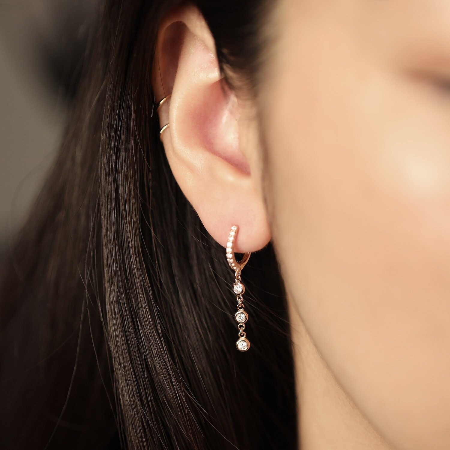 Diamant Huggie Hoops Mit Bezel Drop Baumeln Ohrringe/11 Mm Hoop Ein Paar von JSVConcepts