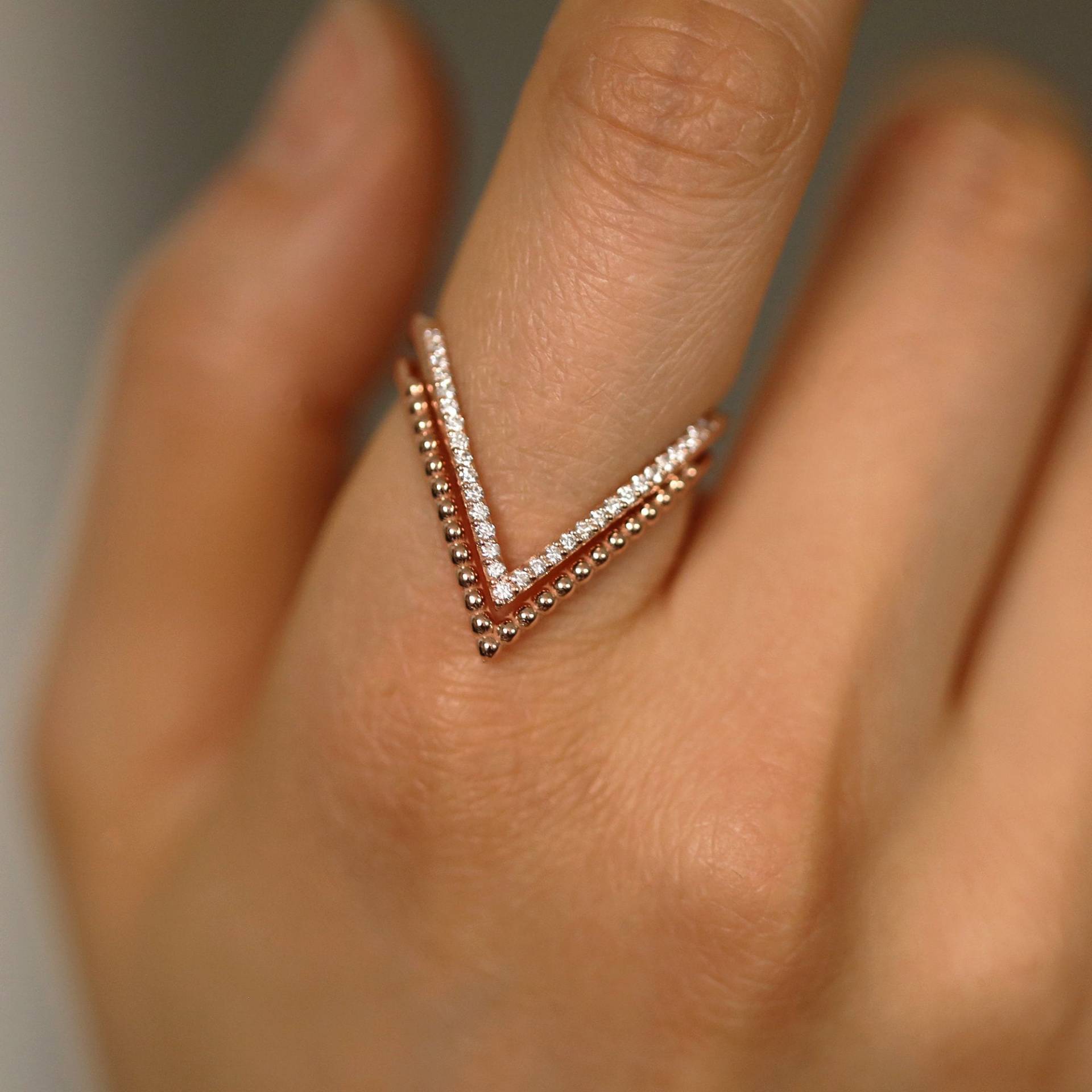 Diamantring , Diamantenset V Form 14K Goldring Mit Dem Passenden Ball Ring, Einzigartiger Zierlicher Verlobungsring von JSVConcepts