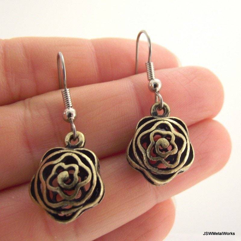 Antik Messing Puffed Blumen Ohrringe, Kleine Geschenk Unter 20 von JSWMetalWorks