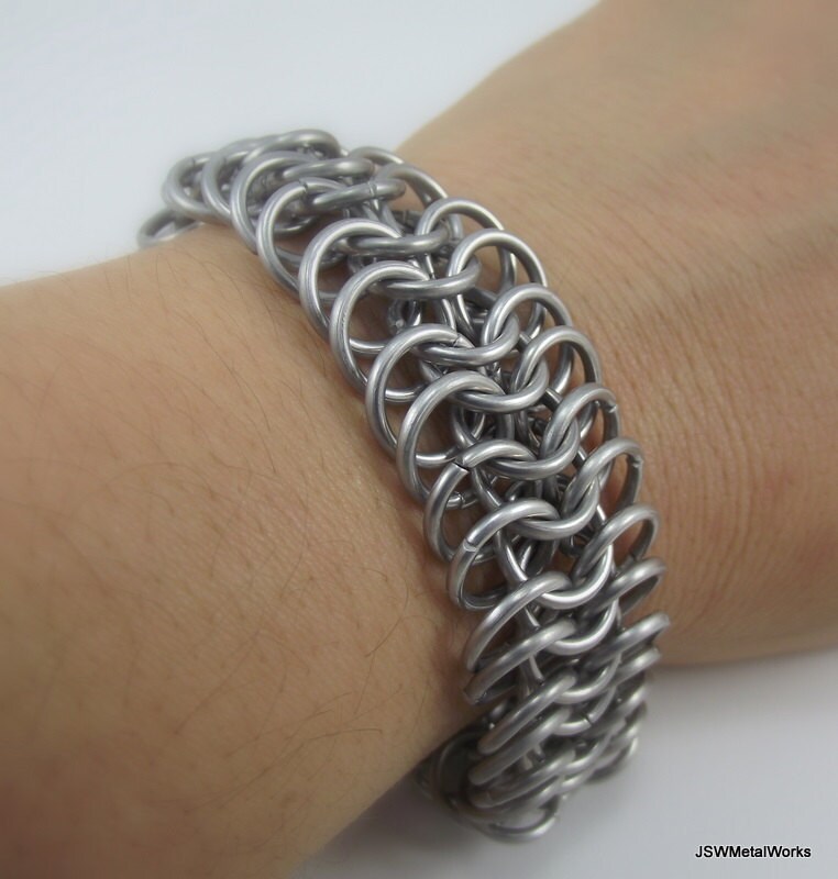 Bold Aluminium Chainmaille Armband, Unisex Silber Statement Chainmail Manschette Geschenk Für Sie Und Ihn von JSWMetalWorks
