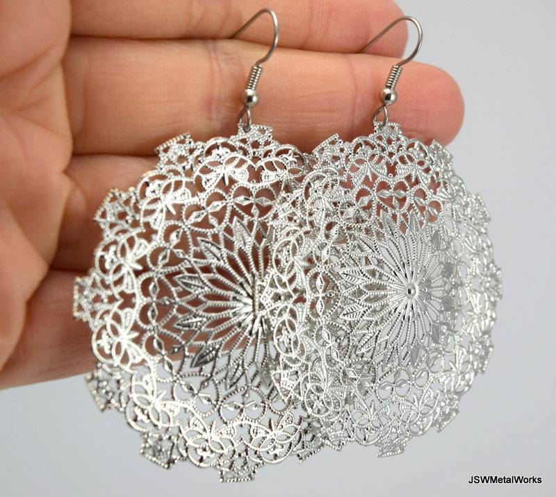 Elegante Runde Spitzen Filigrane Silber Medaillon Ohrringe, Große Statement Geschenk Für Sie Unter 30, Hochzeit Braut Oder Brautjungfer von JSWMetalWorks