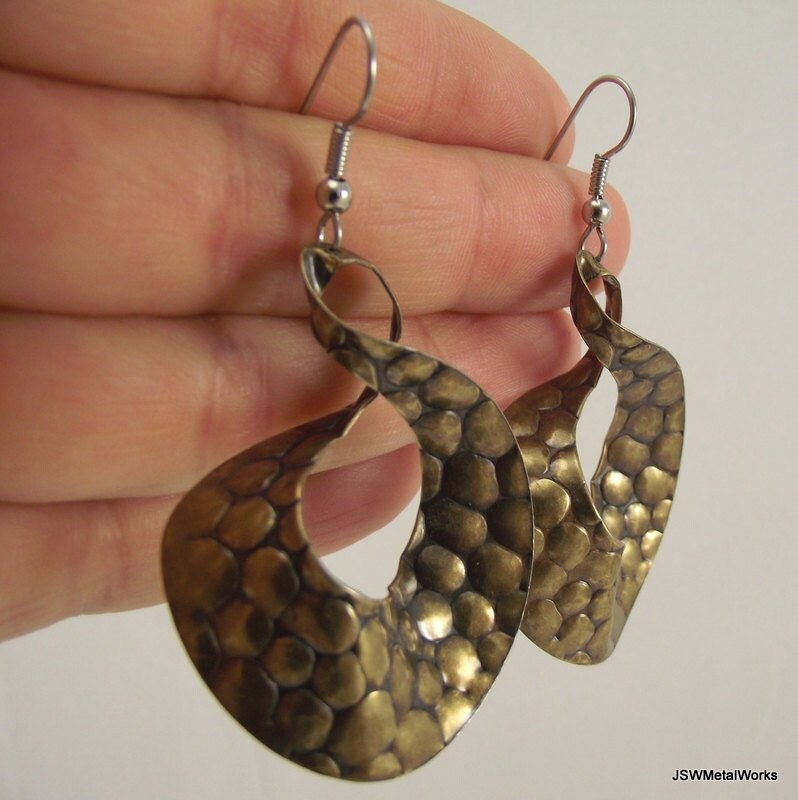 Große Strukturierte Messing Infinity Ohrringe, Geschenk Für Sie Unter 30 von JSWMetalWorks