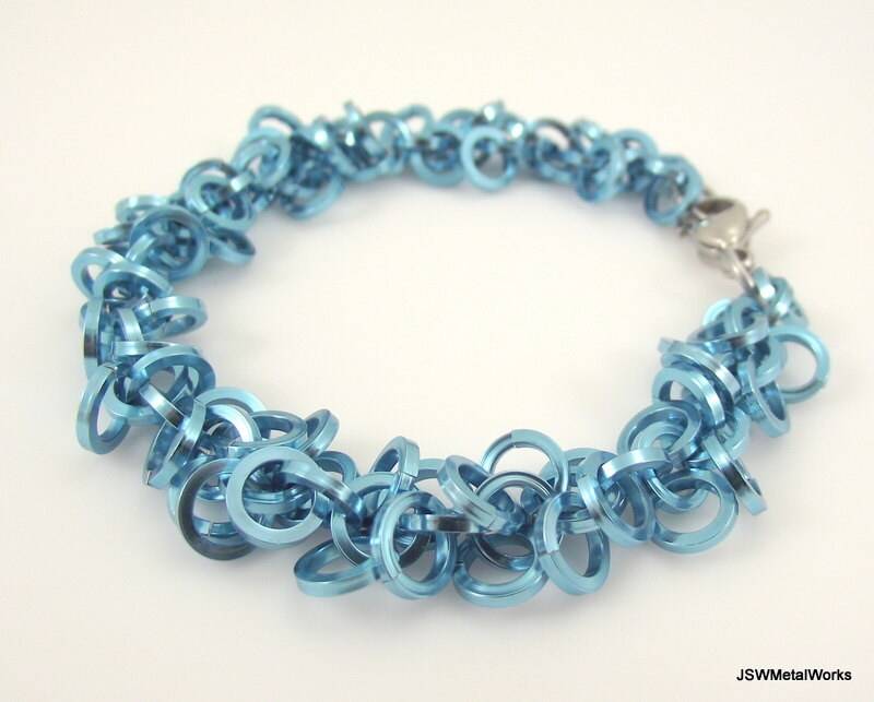 Hellblaues Chainmaille Aluminium Armband Mit Zottelschleifen Für Herren Oder Damen von JSWMetalWorks