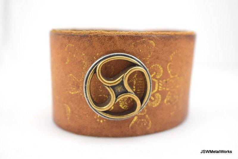 Hellbraun Und Gold Leder Armspange Mit Steampunk Concho Snap Armband, Handgemachte Unisex Wiederverwendete Ledermanschette, Lederarmband von JSWMetalWorks