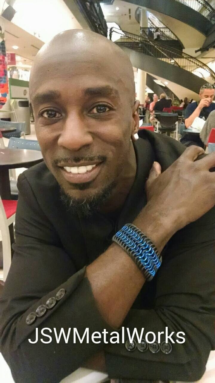 Herren Große Schwarz Kautschuk Und Blau Aluminium Stretch Armband, Chainmail Armband Manschette Für Männer Oder Frauen von JSWMetalWorks