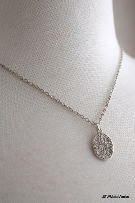 Kleine Geätzte Oval Zinn Halskette - Minimalist Schmuck Edelstahl Kabel Kette Geschenk Unter 20 von JSWMetalWorks