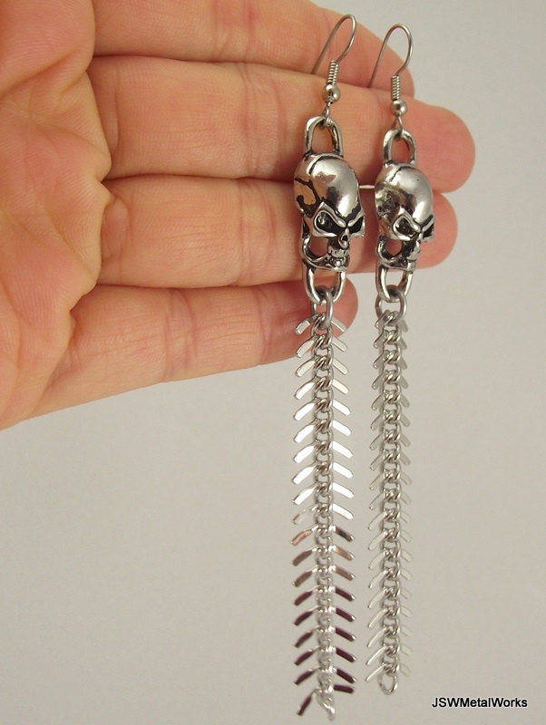 Lange Schädel Und Knochen Ohrringe, Wirbel Wirbelsäule Silber Duster Ohrringe von JSWMetalWorks