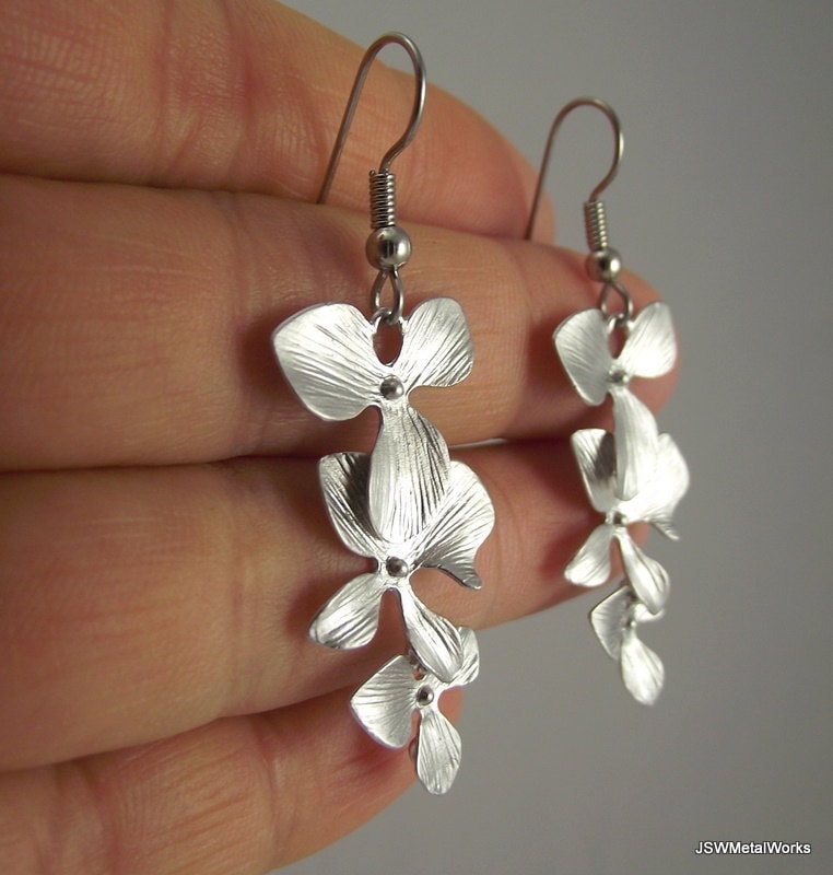 Lange Silber Orchidee Ohrringe, Hochzeit Braut Brautjungfer Geschenk Unter 30 von JSWMetalWorks