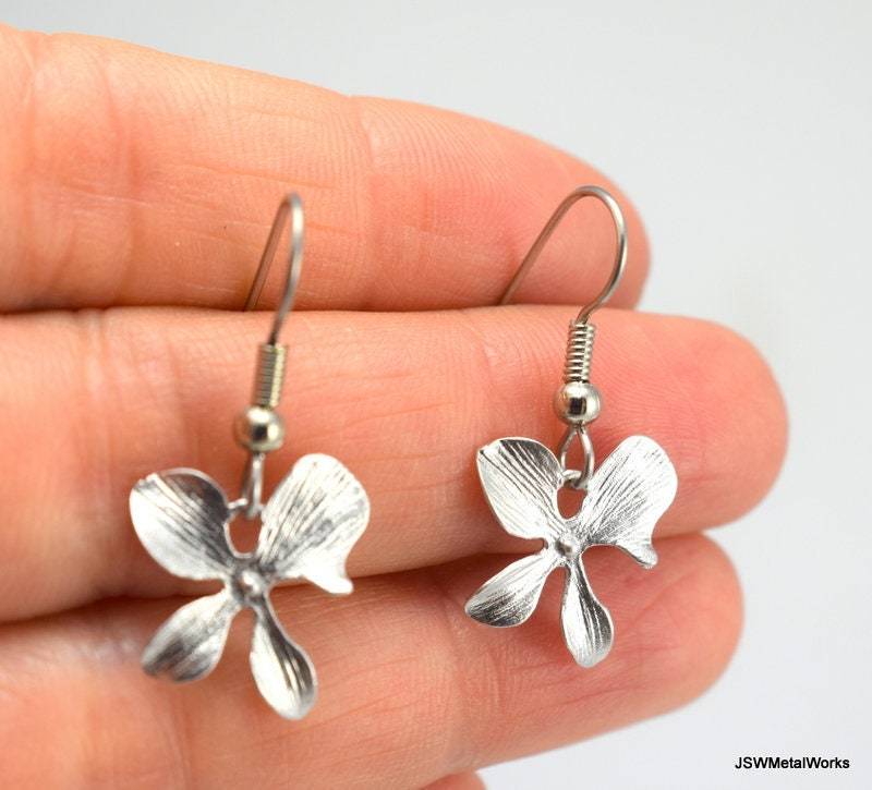 Minimalist Einzelne Silber Orchidee Ohrringe, Hochzeit Braut Brautjungfer Geschenk Unter 20 von JSWMetalWorks