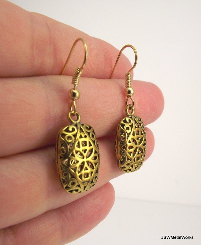 Puffed Gold Filligrane Ohrringe, Rechteckige Antiqued Damen Ohrringe von JSWMetalWorks