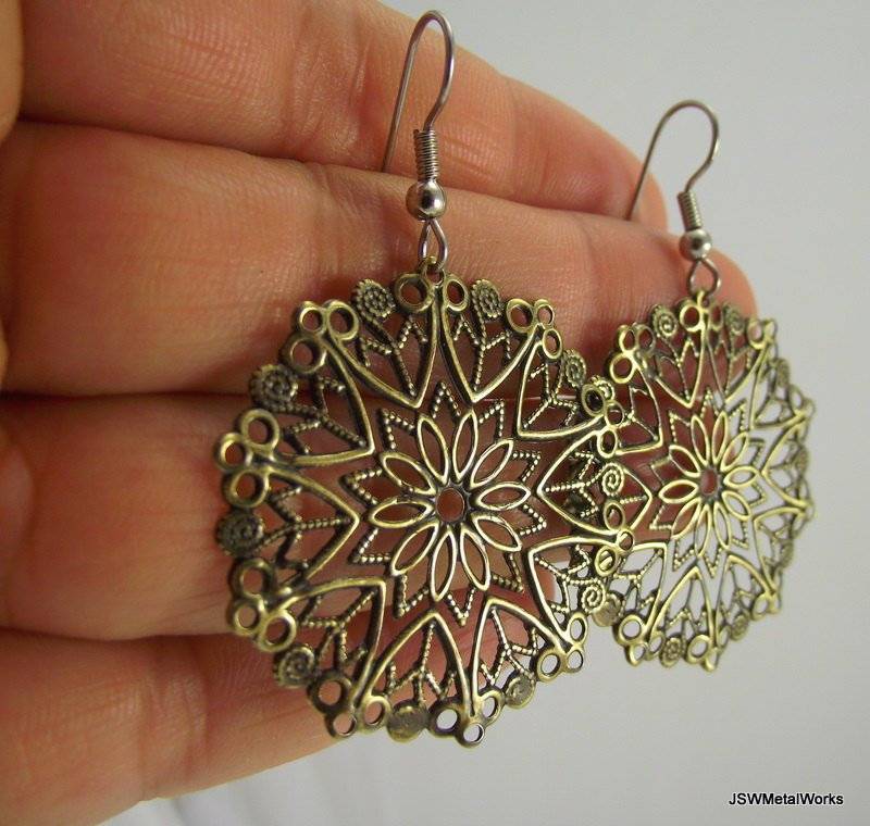 Runde Antiqued Messing Filigrane Ohrringe, Schneeflocke Medaillon Geschenk Für Frauen von JSWMetalWorks